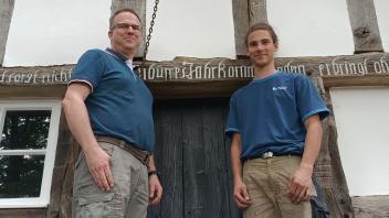 Axel und Michel Krug (von links) arbeiten im Vorstand des Heimatvereins Ueffeln-Balkum mit und kümmern sich dabei auch um den Erhalt und die Pflege der Wassermühle Riesau.
