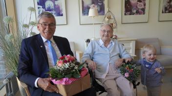 Lingens Zweiter Bürgermeister Werner Hartke gratulierte Sophia Burke zum 102. Geburtstag. Glückwünsche gab es auch von ihrem Urenkel Elias. 