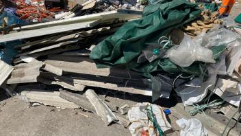 Die illegal entsorgten Asbestplatten befanden sich in einem Müllcontainer an der A1 in Reinfeld