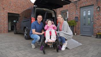 Dank einer Spendenaktion über die Plattform Gofundme dürfen sich Lutz, Nieke und Daniela Schimmöller über ein neues Familienauto freuen. Die Fünfjährige ist mit einem Herzfehler zur Welt gekommen und hat mehrere körperliche Einschränkungen.