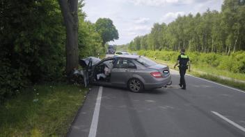 Auto prallt gegen Baum: Schwerer Unfall auf B401 in Esterwegen