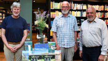 Das Werk des Verlegers Michael Tegethof und der Autoren Erich Kalau und Günter Kalin (von links) ist in Buchhandlungen entlang der Radstrecke erhältlich.