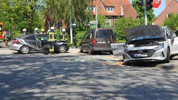 An der Kreuzung Domstag/Sehestedter Straße krachten am Freitagnachmittag, 17. Mai, drei Autos zusammen.