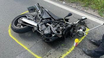 Das Bild zeigt die Unfallstelle in Hilter. Das Motorrad wurde beim Zusammenstoß mit einem Baum in zwei Teile gerissen.