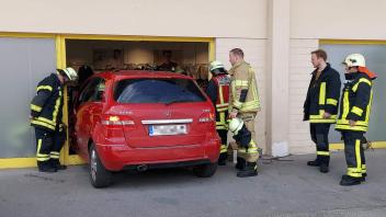 In Wallenhorst verlor eine Frau möglicherweise wegen eines medizinischen Notfalls die Kontrolle über ihren Mercedes.