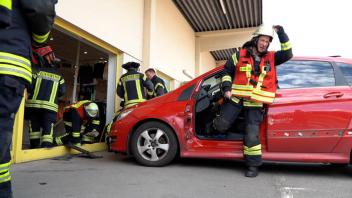 Auto fährt in Wallenhorst in Laden: So erlebten die Feuerwehrleute den Einsatz