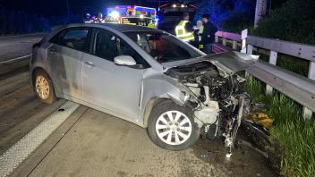 Der Pkw der Frau wurde bei dem Unfall auf der A1 bei Reinfeld schwer beschädigt. 