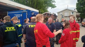 Feuerwehr, Polizei, DLRG, THW, DRK, Barmstedter Stadtverwaltung arbeiteten während der Evakuierung Hand in Hand.