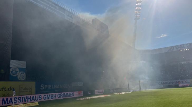 Mit dem massiven Einsatz von Pyrotechnik und Rauchbomben sorgten Hansa-Chaoten in der Nachspielzeit für schwere Krawalle beim Spiel Rostock gegen Paderborn.