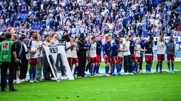 Hamburger SV feiert/jubelt mit den Fans nach Sieg/Spielende GER, Hamburger SV vs. 1. FC Nuernberg, Fussball, 2. Bundesli