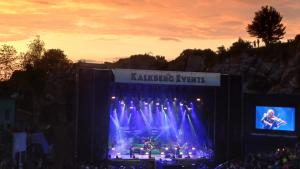 Die Fans am Kalkberg konnten nicht nur die Musik von Santiano genießen, sondern auch einen besonderen Sonnenuntergang bewundern.