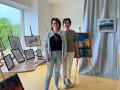 Andrea Sachse und Martina Wegner aus Moraas (vl) stellen ihre Arbeiten für Kunst offen in Pritzier aus. Sie freuen sich über die vielen interessierten Besucher.