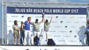  Das Team Maus-Immobilien mit Arlett Heinemann und Patrick Maleitzke hat das Beach Polo-Turnier 2024 in Hörnum auf Sylt gewonnen.