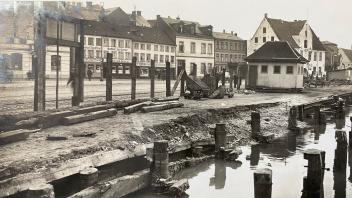 25.1.1935: Der Zustand der Hafenkante nach Entfernen der Bohlen auf Höhe des heutigen Willy-Brandt-Platzes; rechts das Kompagnietor.