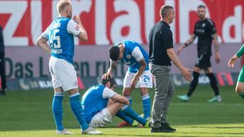 Enttäuschte Hanseaten nach dem 1:2 gegen Paderborn, dass zum Dritten Mal in der Vereinsgeschichte den Abstieg in die Drittklassigkeit bedeutete.