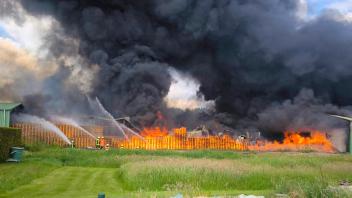 Torfwerk in Surwold brennt - Feuerwehr löscht mit Großaufgebot 