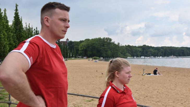 Tony Hellwig und Julia Lubrich von der Wasserwacht Schwerin haben die Menschen am Zippendorfer Strand im Blick.