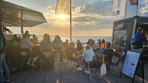 Bei herrlichem Frühsommer-Wetter genossen die Besucher leckere Speisen und Getränke mit Meerblick auf der Strandpromenade.