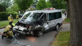 Der Ford Transit wurde bei dem Unfall in Reinbek schwer beschädigt. 