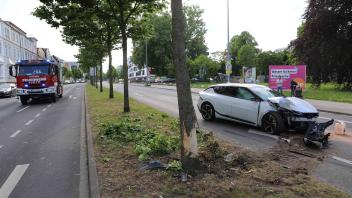 Schwerer Unfall mit Elektroauto in Rostocker Innenstadt: Kia prallt auf Steintor-Kreuzung frontal gegen Baum – 57-Jähriger wird schwer verletzt