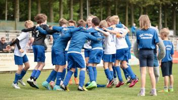 Vier der fünf Jugendmannschaften des SSC Hagen Ahrensburg hatten beim Kreispokal-Endspieltag 2024 des KFV Stormarn Grund zum Feiern.