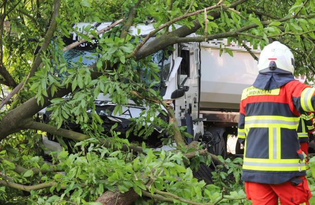 Schwerer Unfall bei Hemdingen Laster kracht in