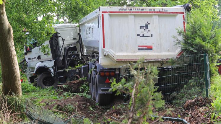 Schwerer Unfall bei Hemdingen Laster kracht in