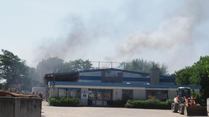 Dunkler Rauch quoll aus dem Dach der Industriehalle in Uetersen.