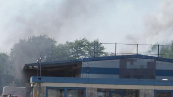 Dunkler Rauch quoll aus dem Dach der Industriehalle in Uetersen.