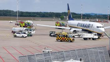 Sicher am Boden gelandet: Ein Flugzeug von Ryanair hatte am Dienstag beim Landeanflug zum Flughafen Münster/Osnabrück einen technischen Defekt. Der Pilot entschied sich zur Landung – die Feuerwehr stand für einen Notfall bereit.