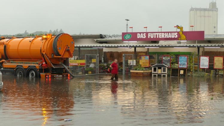 Unwetter: Blitzeinschlag in Hamberge, Überschwemmungen in Mölln