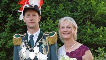 Der neue Schützenkönig Klaus Aepkers regiert nun mit seiner Königin Ingrid die Altenlünner Schützen.