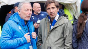 Der Aufsichtsratsvorsitzende Rainer Lemmer (rechts, hier mit Interimsvorstand Jürgen Wehlend) stellte gestern die Pläne für die Umstrukturierung beim FC Hansa vor.