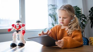 Girl using tablet PC with robot on table at home model released, Symbolfoto property released, AAZF00188