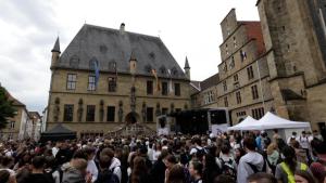 Osnabrücker Schulen feiern 75 Jahre Grundgesetz vor dem Osnabrücker Rathaus