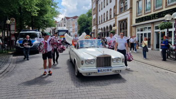 Tausende werden am heutigen Samstag, 25. Mai 2024, zum Christopher Street Day in Osnabrück erwartet. Gegen 14 Uhr setzte sich der Umzug in Bewegung. Vorn dabei: ein alter Rolls Royce.