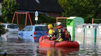 Die Retter waren in Lasbek-Gut in Stormarn zum Teil mit Booten im überschwemmten Bereich unterwegs. 