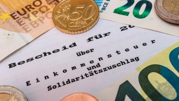 Finanzamt Steuererklärung einreichen Finanzamt Steuererklärung einreichen Copyright: xZoonar.com/stockfotos-mgx 21276954