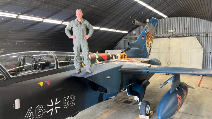 Kommodore Jörg Schroeder auf dem Tornado des Taktischen Luftwaffengeschaders 51 „Immelmann“, der eigens für die das „Tiger Meet“ eine Sonderlackierung bekommen hat.