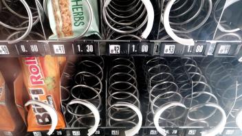 16.11.2022, Berlin - Deutschland. Dieser Automat mit Snacks ist fast leer. *** 16 11 2022, Berlin Germany This vending m