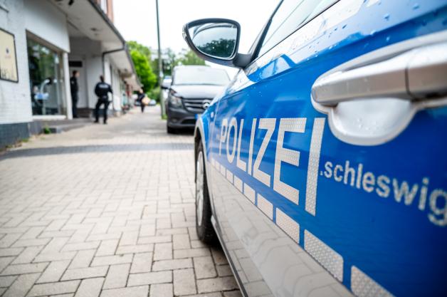 Am Dienstagnachmittag durchsuchte die Polizei Räume in der Fördestraße.