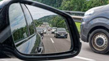 Und schon wieder ein Stau. Verkehr auf der Autobahn A8 in Richtung Süden am Irschenberg. Irschenberg Bayern Deutschland 