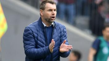 Bernd Hollerbach ist neuer Cheftrainer von Zweitliga-Absteiger FC Hansa Rostock.