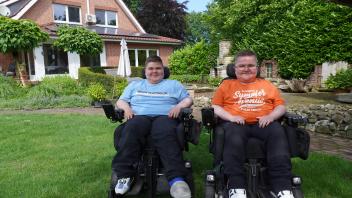 Florian und Simon Beel (von links) wohnen im Lingener Ortsteil Clusorth-Bramhar.