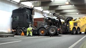 Lkw-Unfall im Autobahntunnel auf A33 in Dissen: Fahrzeug kippt um