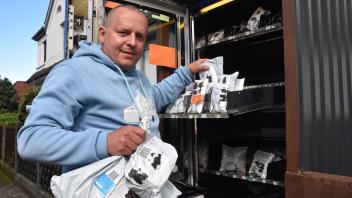 Patryk Treder bietet seine Überraschungspäckchen in einem umfunktionierten Snack-Automaten auf einem Privatgrundstück an der Wendenstraße 27 an. 