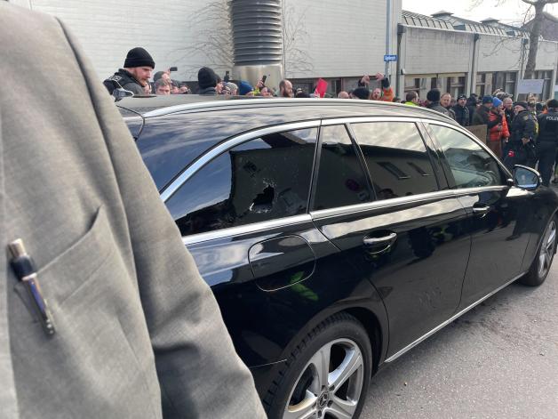 Ein Zollstock traf das Begleitfahrzeug von Cem Özdemir.