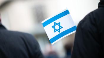 Menschen bekunden Solidarität mit Jüdinnen und Juden
