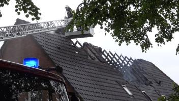 Trotz der Bemühungen der Feuerwehr brannte der Dachstuhl eines Wohnhauses in Börgermoor am Sonntag vollständig aus. 