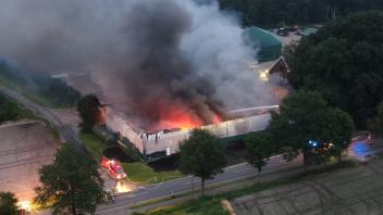 Die landwirtschaftliche Halle in Gersten brannte trotz des schnellen Eingreifens der Feuerwehr komplett nieder.